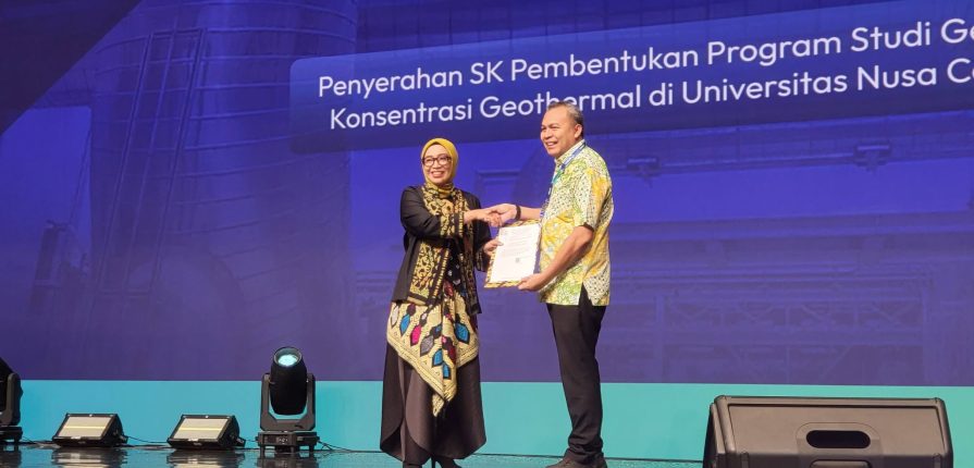 Direktur Jenderal Energi Baru, Terbarukan, dan Konservasi Energi (EBTKE) Kementerian ESDM RI, Prof. Dr. Eng. Eniya Listiani Dewi, B.Eng., M.Eng., IPU., menyerahkan SK pembentukan prodi Teknik Geologi Konsentrasi Geothermal pada Fakultas Sains dan Teknologi (FST) kepada Wakil Rektor IV Bidang Perencanaan, Kerja Sama, dan Sistem Informasi Undana, Prof. Philiphi de Rozari, S.Si., M.Si., M.Sc., Ph.D.