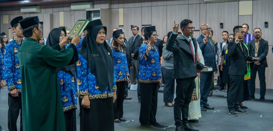Rektor, Prof. Dr. Ir. Jefri S. Bale, ST., M.Eng, saat melantik 28 pejabat administrator, pengawas, dan fungsional di lingkungan Undana, Selasa (4/8/2026) di Aula Rektorat