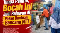 FOTO/MEDIASINTT.COM - Harun (7) seorang anak siswa kelas 2 SD yang baru satu bulan hijrah ke Kota Kupang sedang menyerahkan dos mie yang diangkatnya kepada petugas BPBD untuk dinaikan keatas truk.