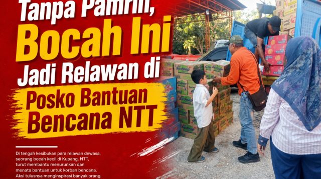 FOTO/MEDIASINTT.COM - Harun (7) seorang anak siswa kelas 2 SD yang baru satu bulan hijrah ke Kota Kupang sedang menyerahkan dos mie yang diangkatnya kepada petugas BPBD untuk dinaikan keatas truk.