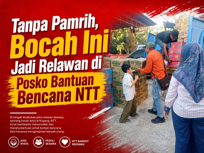 FOTO/MEDIASINTT.COM - Harun (7) seorang anak siswa kelas 2 SD yang baru satu bulan hijrah ke Kota Kupang sedang menyerahkan dos mie yang diangkatnya kepada petugas BPBD untuk dinaikan keatas truk.