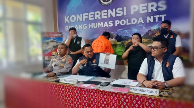 Dirreskrimsus Polda NTT Kombes Pol. FX. Irwan Arianto, S.I.K., M.H., memberikan penjelasan pers di Mapolda NTT, Minggu (23/8/26), terkait penangkapan terhadap tersangka Gama Fero, salah satu admin lika liku NTT.