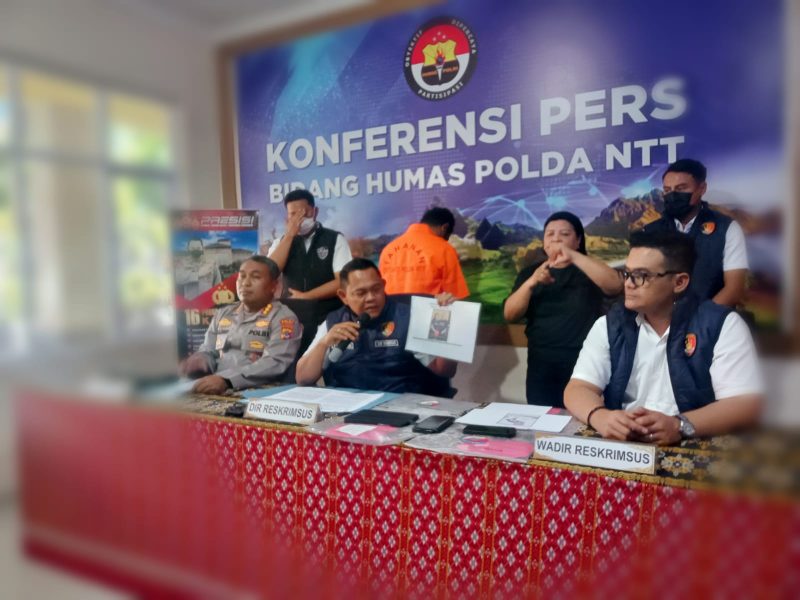 Dirreskrimsus Polda NTT Kombes Pol. FX. Irwan Arianto, S.I.K., M.H., memberikan penjelasan pers di Mapolda NTT, Minggu (23/8/26), terkait penangkapan terhadap tersangka Gama Fero, salah satu admin lika liku NTT.