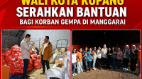 Wali Kota Kupang, dr. Christian Widodo saat bersama Bupati Manggarai Herry Nabit di lokasi penyimpanan bantuan logistic bagi korban bencana gempa bumi di Rutengm Kabupaten Manggarai.