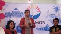 Direktur Utama PT Flobamor, Dr Dominggus Elcid Li (tengah) saat memberikan keterangan pers di Kupang, Kamis. FOTO/MEDIASINTT.COM/BEN