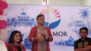 Direktur Utama PT Flobamor, Dr Dominggus Elcid Li (tengah) saat memberikan keterangan pers di Kupang, Kamis. FOTO/MEDIASINTT.COM/BEN