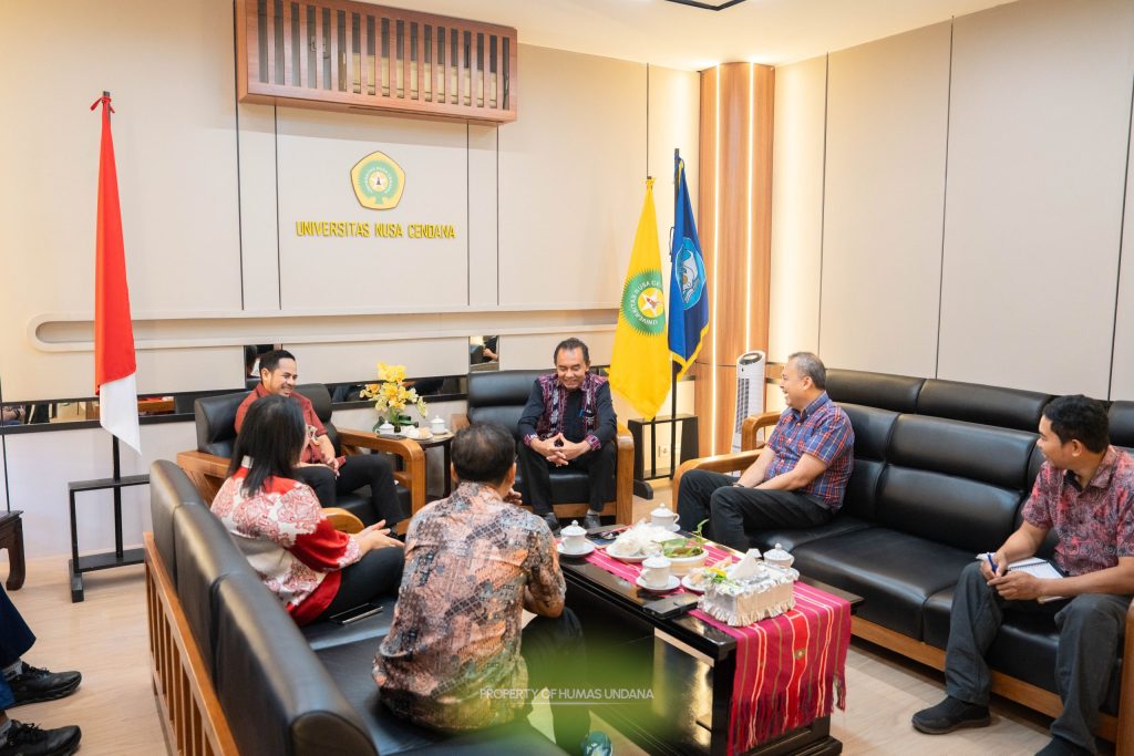 Bupati Flotim, Ir. Antonius Doni Dihen, yang diterima langsung oleh Rektor, Prof. Dr. Ir. Jefri S. Bale, S.T., M.Eng., di Rektorat Undana, Jumat (7/8/2026).