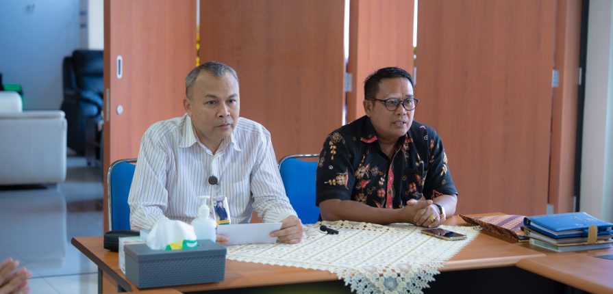 Wakil Rektor IV Undana, Prof. Dr. Philiphi de Rozari, S.Si., M.Si., M.Sc., Ph.D., didampingi Dekan FKM Prof. Dr. Apris A. Adu, S.Pt., M.Kes., serta Wakil Dekan I FKM Dr. Yendris K. Syamruth, S.KM., M.Kes