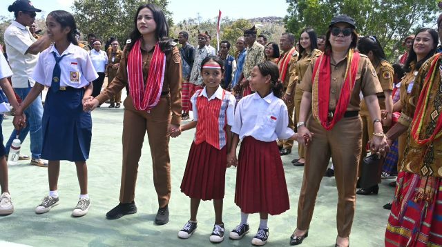 Bupati Kupang, Yosef Lede, beserta Wakil Bupati Auurum Tiru Eki turun gunung ke wilayah Amfoang untuk menyambangi masyarakat.