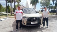 General Manager PT Surya Batara Mahkota Kupang, Fredy Prijatna (kanan) saat menunjukan keunggulan dimiliki Suzuki New