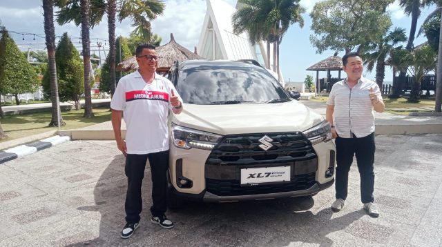 General Manager PT Surya Batara Mahkota Kupang, Fredy Prijatna (kanan) saat menunjukan keunggulan dimiliki Suzuki New