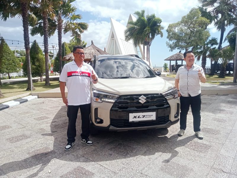 General Manager PT Surya Batara Mahkota Kupang, Fredy Prijatna (kanan) saat menunjukan keunggulan dimiliki Suzuki New