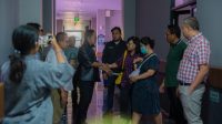 Rektor turut didampingi jajaran pimpinan Undana, di antaranya Wakil Rektor I Prof. Dr. dr. Annytha I. R. Detha, M.Si., Wakil Rektor III Dr. Rudi Rohi, M.Si., Wakil Rektor IV Prof. Philiphi de Rozari, S.Si., M.Si., M.Sc., Ph.D., Dekan FKM Prof. Dr. Apris A. Adu, M.Kes., beserta dosen dan pegawai mengunjungi Jessica Sofia Tunardjo, mahasiswi semester X Fakultas Kesehatan Masyarakat (FKM) Universitas Nusa Cendana (Undana) yang sedang menjalani perawatan medis di RST Kupang.