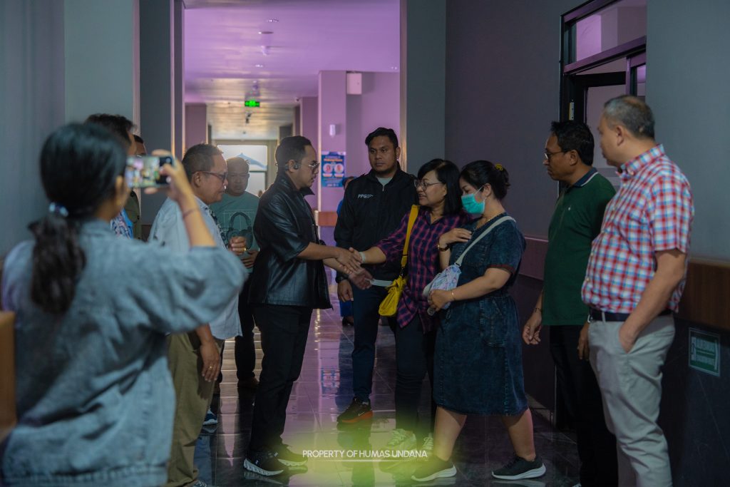 Rektor turut didampingi jajaran pimpinan Undana, di antaranya Wakil Rektor I Prof. Dr. dr. Annytha I. R. Detha, M.Si., Wakil Rektor III Dr. Rudi Rohi, M.Si., Wakil Rektor IV Prof. Philiphi de Rozari, S.Si., M.Si., M.Sc., Ph.D., Dekan FKM Prof. Dr. Apris A. Adu, M.Kes., beserta dosen dan pegawai mengunjungi Jessica Sofia Tunardjo, mahasiswi semester X Fakultas Kesehatan Masyarakat (FKM) Universitas Nusa Cendana (Undana) yang sedang menjalani perawatan medis di RST Kupang.