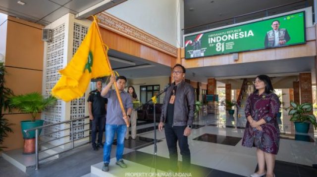 Wakil Rektor III Undana, Dr. Rudi Rohi, M.Si., dengan didampingi oleh Wakil Rektor I, Prof. Dr. drh. Annytha I. R. Detha, M.Si. melepas tim relawan Undana menuju lokasi terdampak gempa bumi di Pulau Flores, NTT