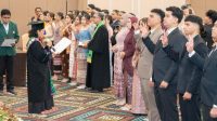 Sebanyak 45 dokter muda lulusan Fakultas Kedokteran dan Kedokteran Hewan (FKKH) Universitas Nusa Cendana (Undana) resmi disumpah dan dilantik pada acara pengambilan Sumpah dan Pelantikan Dokter Periode XLIX yang digelar di Kupang Hotel, Kamis (6/8/2026).