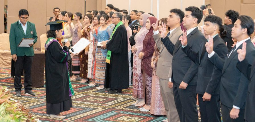 Sebanyak 45 dokter muda lulusan Fakultas Kedokteran dan Kedokteran Hewan (FKKH) Universitas Nusa Cendana (Undana) resmi disumpah dan dilantik pada acara pengambilan Sumpah dan Pelantikan Dokter Periode XLIX yang digelar di Kupang Hotel, Kamis (6/8/2026).