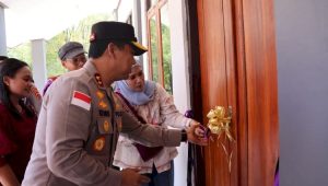 Kapolda Nusa Tenggara Timur (NTT), Irjen Pol. Dr. Rudi Darmoko, S.I.K., M.Si., meresmi kan revitalisasi gedung Sekolah Menengah Teologi Pertama (SMPTK) Imanuel Tuapakas Kecamatan Kualin Kabupaten TTS
