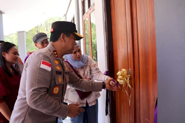 Kapolda Nusa Tenggara Timur (NTT), Irjen Pol. Dr. Rudi Darmoko, S.I.K., M.Si., meresmi kan revitalisasi gedung Sekolah Menengah Teologi Pertama (SMPTK) Imanuel Tuapakas Kecamatan Kualin Kabupaten TTS . Foto/Humas Polda NTT